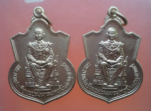  เหรียญนั่งบัลลังค์ในหลวง ปี 2539 เนื้ออัลปาก้า (กระบี่ยาว) ซองเดิมชุด 2 เหรียญ **เคาะเดียว** 20