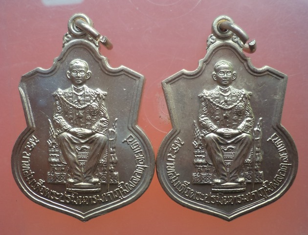  เหรียญนั่งบัลลังค์ในหลวง ปี 2539 เนื้ออัลปาก้า (กระบี่ยาว) ซองเดิมชุด 2 เหรียญ **เคาะเดียว** 22