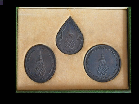 เหรียญพระราชศรัทธา พระแก้วมรกต ด้านหลังพระปรมาภิไธย ภปร. 3 เหรียญ 3 ฤดู ครบชุดพร้อมกล่องสวยงาม 