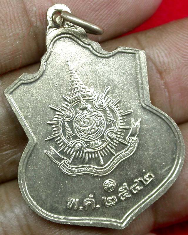 เหรียญในหลวงในโอกาสพระราชพิธีมหามงคลเฉลิมฉลองพระชนมพรรษา 6 รอบ ปี42 เคาะเดียวครับ