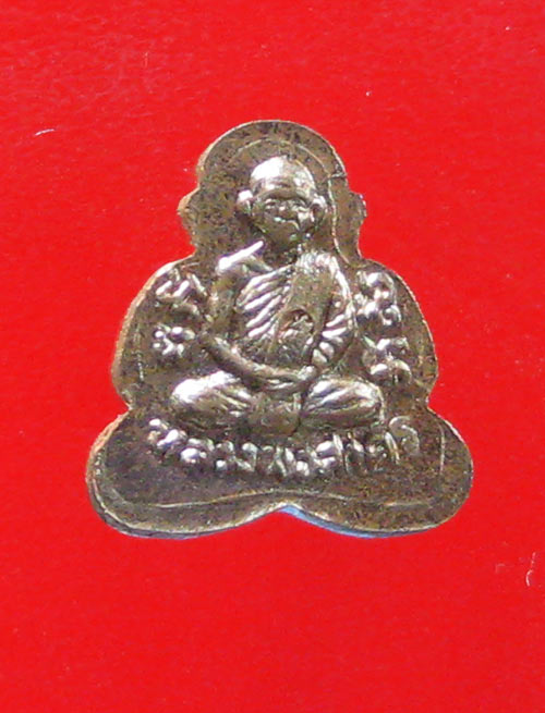 (9) ลพ.สาคร วัดหนองกรับ ปิดตาหลังรูปเหมือน เนื้อนวะ ปี 49 