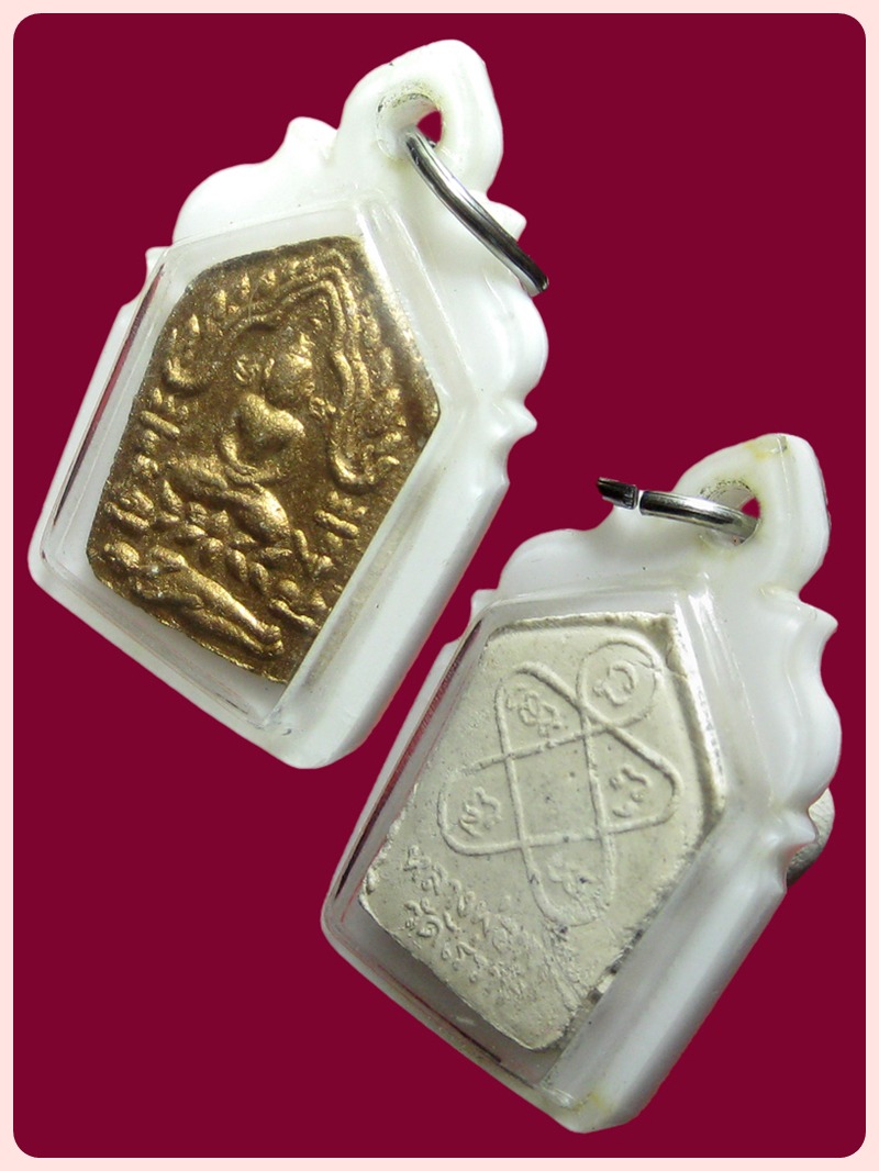 (7) พระขุนแผนผงพรายกุมารรุ่นสากหัก พิมพ์เล็ก เนื้อขาว ทาบรอนส์ทองด้านหน้า