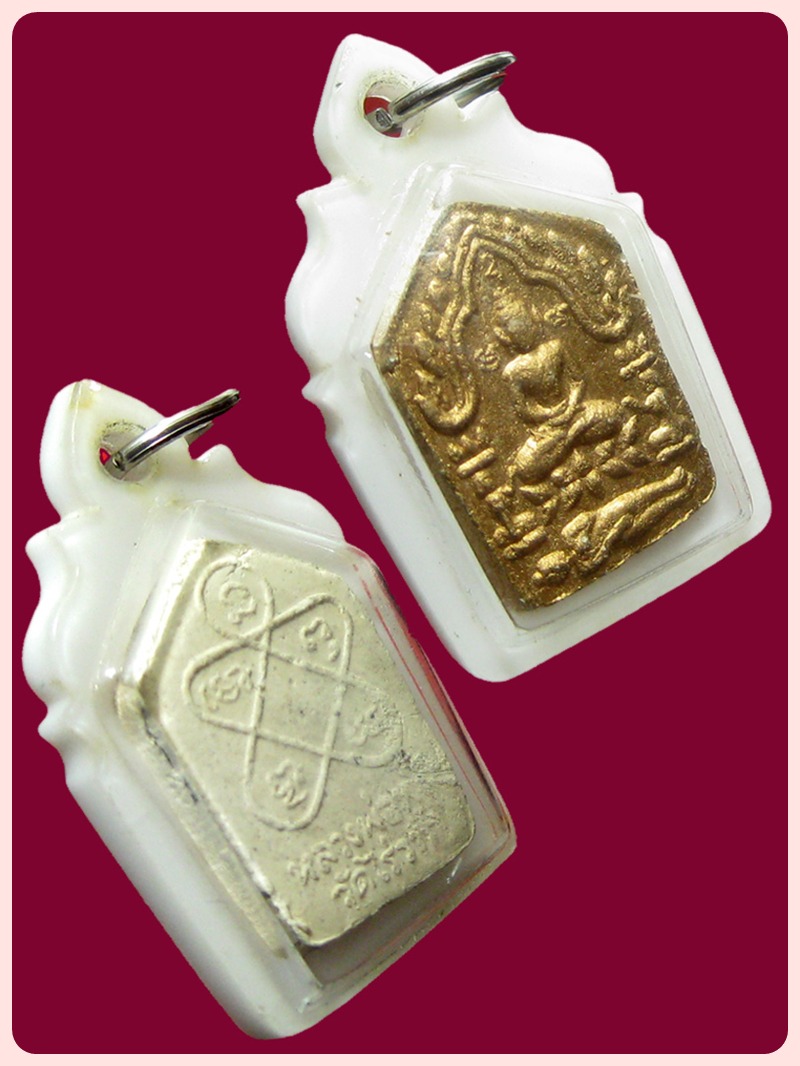 (7) พระขุนแผนผงพรายกุมารรุ่นสากหัก พิมพ์เล็ก เนื้อขาว ทาบรอนส์ทองด้านหน้า