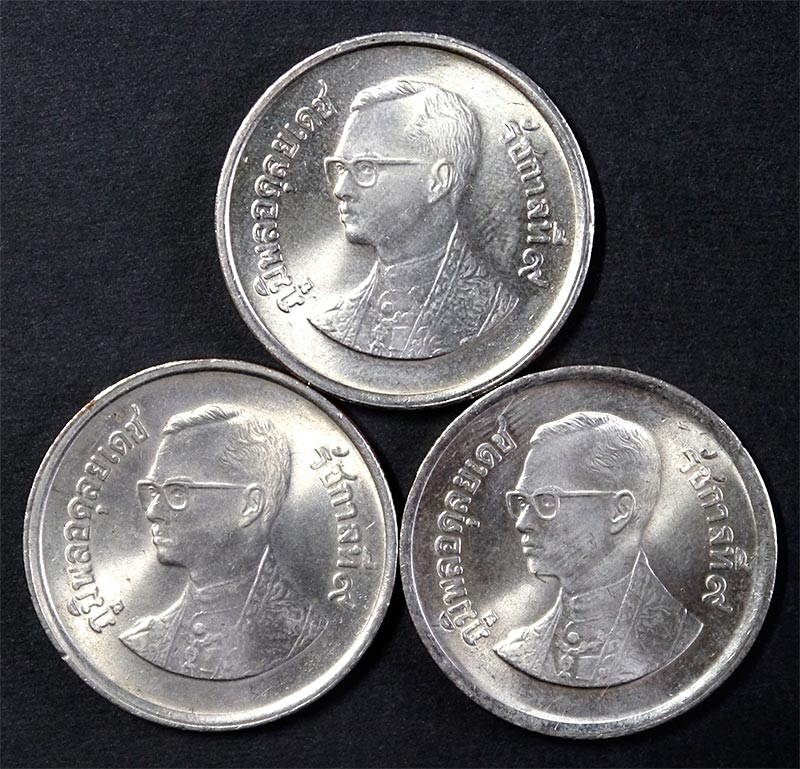 เหรียญ ๕ บาท ปี ๒๕๒๕ ครุฑตรง โค้ดปี ๒๘ จำนวน ๓ เหรียญ