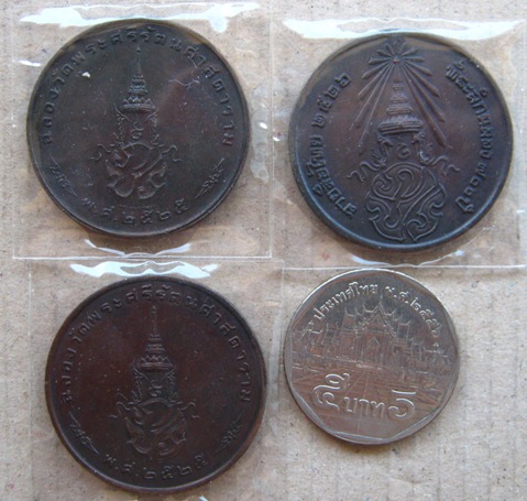 3เหรียญ เหรียญพระแก้วมรกต วัดพระศรีรัตนศาสดาราม ปี2525 2เหรียญ+ปี2526 1เหรียญ เหรียญดีพิธีใหญ่