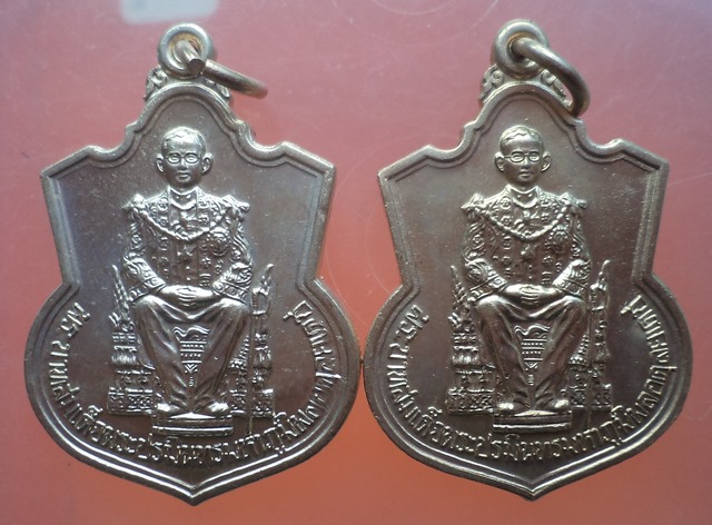  เหรียญนั่งบัลลังค์ในหลวง ปี 2539 เนื้ออัลปาก้า (กระบี่ยาว) ซองเดิมชุด 2 เหรียญ **เคาะเดียว** 24