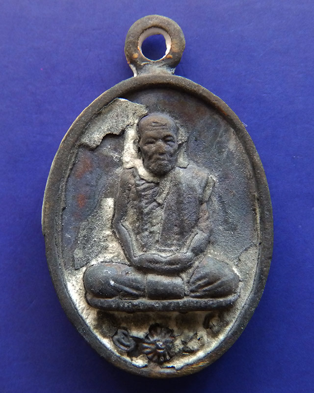 15.เหรียญหล่อโบราณ ร.ศ. 228 หลวงปู่คำบุ วัดกุดชมภู เนื้อสัตตโลหะ ตอกโค้ด+เลข พร้อมกล่องเดิม