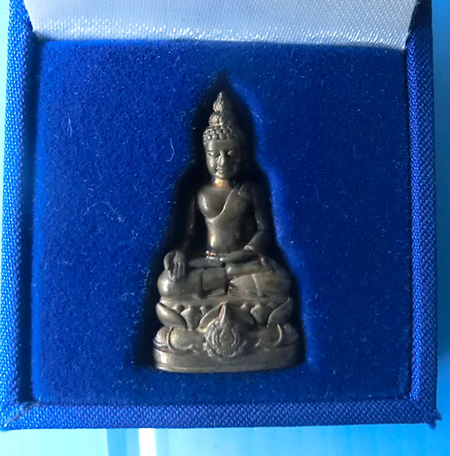 พระกริ่งไพรีพินาศ รุ่นบรรจุเหล็กไหล" ในหลวง 6 รอบ พ.ศ. 2542 พร้อมกล่องเดิมครับ