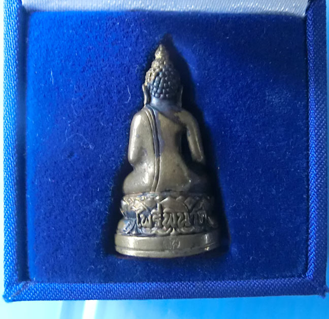 พระกริ่งไพรีพินาศ รุ่นบรรจุเหล็กไหล" ในหลวง 6 รอบ พ.ศ. 2542 พร้อมกล่องเดิมครับ