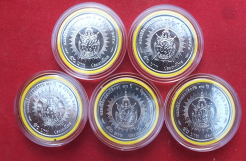 เหรียญในหลวง ฉลองสิริราชสมบัติครบ ๗๐ปี ชนิดราคา 50 บาท 5 เหรียญ พร้อมตลับอย่างดี