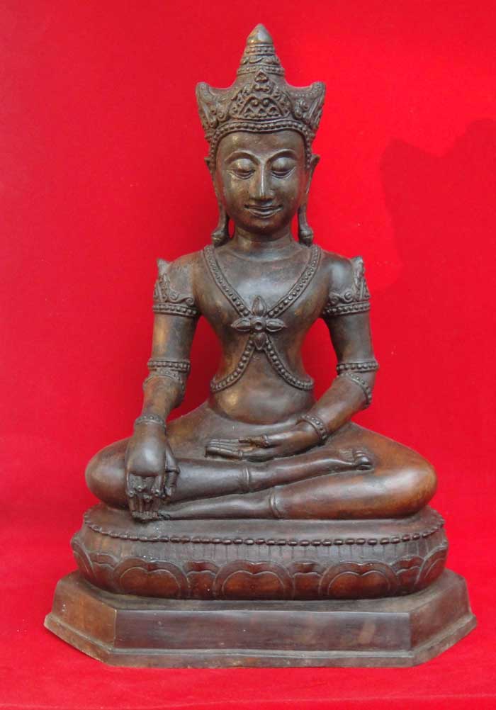 พระพุทธรูปบูชาปางมารวิชัยทรงเครื่อง ขนาดหน้าตัก 4.5 นิ้ว ความสูง 8.5 นิ้ว ฐานดินไทย