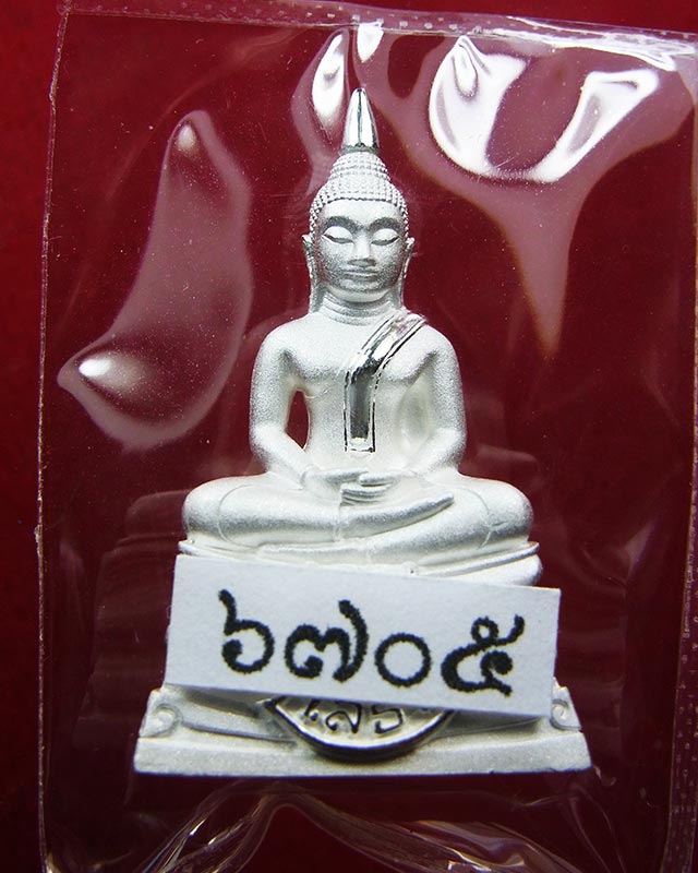 หลวงพ่อโสธร 100 ปี ตร.แปดริ้ว พิมพ์ใหญ่ เนื้อเงินขัด no.6705 สวยๆพร้อมกล่อง