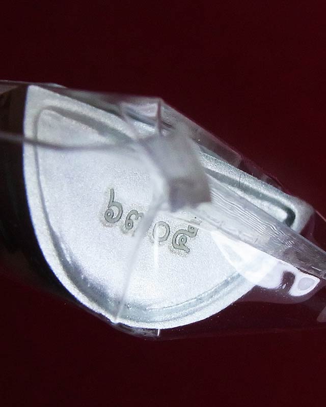 หลวงพ่อโสธร 100 ปี ตร.แปดริ้ว พิมพ์ใหญ่ เนื้อเงินขัด no.6705 สวยๆพร้อมกล่อง