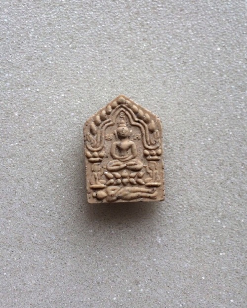 ขุนแผนผงพรายกุมาร ผ้าป่า ปี46 พิมพ์เล็ก เนื้อขาวตะกรุดทองแดง