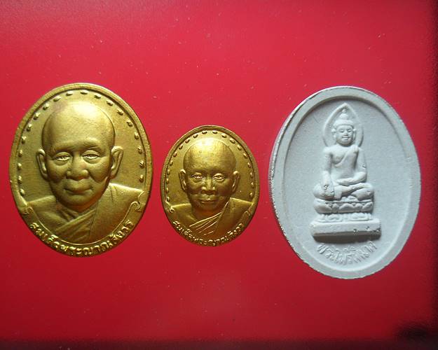 ชุดเหรียญและพระผงไพรีพินาศ พระสมเด็จญาณสังวรฯ วัดบวรนิเวศวิหาร ที่ระลึก84พรรษา ปี40