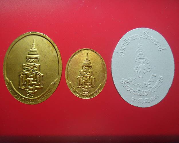 ชุดเหรียญและพระผงไพรีพินาศ พระสมเด็จญาณสังวรฯ วัดบวรนิเวศวิหาร ที่ระลึก84พรรษา ปี40