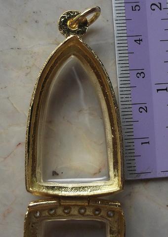 ตลับเงินล้อมเพชร ชุบทองแท้  ใส่ ลป ทวด หลังเตารีดพิมพ์ใหญ่ เคาะเดียว 