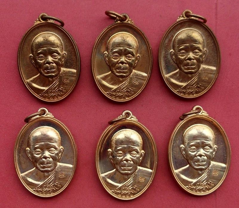วัดใจเริ่ม 10 บาท กับ เหรียญหลวงพ่อคูณ วัดบ้านไร่ รุ่น มอบเครื่องมือแพทย์ ปี 53 เนื้อทองแดง จำนวน 6 