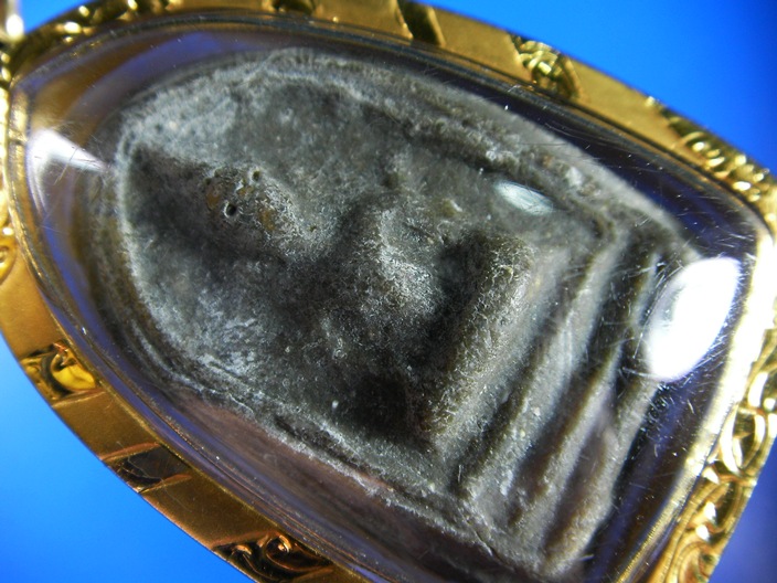 พระผงผสมว่านรุ่นแรก หลวงปู่ดู่ วัดสะแก ปี2492 พิมพ์พระแก้วมรกตเล็บมือ จารตาเปิดเนตร