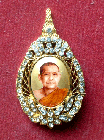 "เคาะเดียวแดง"ล็อกเก็ตเข็มกลัดหลวงพ่อฤาษีลิงดำ วัดท่าซุง กะไหล่ทองประดับเพชร พร้อมเลี่ยมพลาสติก