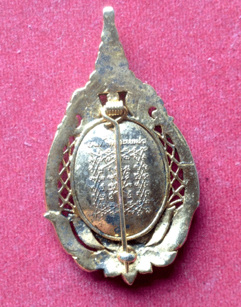 "เคาะเดียวแดง"ล็อกเก็ตเข็มกลัดหลวงพ่อฤาษีลิงดำ วัดท่าซุง กะไหล่ทองประดับเพชร พร้อมเลี่ยมพลาสติก