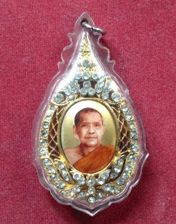 "เคาะเดียวแดง"ล็อกเก็ตเข็มกลัดหลวงพ่อฤาษีลิงดำ วัดท่าซุง กะไหล่ทองประดับเพชร พร้อมเลี่ยมพลาสติก