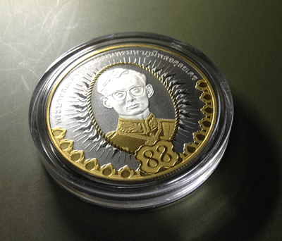 "เคาะเดียวแดง"เหรียญที่ระลึกเฉลิมพระเกียรติ์ 88 พรรษา.เนื้อเงินขัดเงา เคลือบทองคำแท้บางส่วน