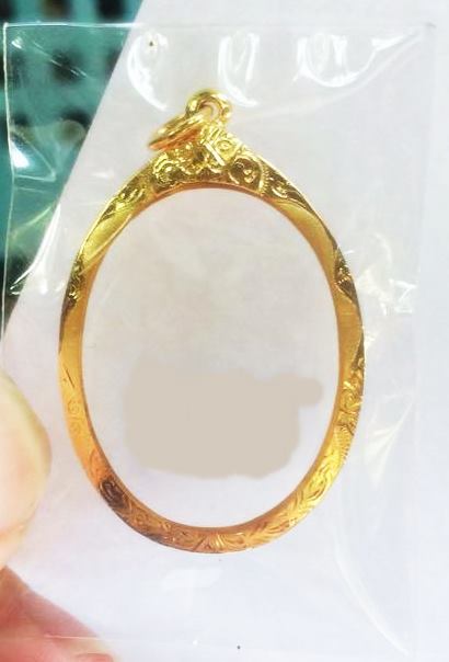 กรอบทองคำแท้ ใส่เหริยญมนต์พระกาฬ หลวงปู่หมุน/เหริยญหลวงปู่ทวด รุ่น 2 3 4 น้ำหนัก 1.38 กรัม ราคา 2450