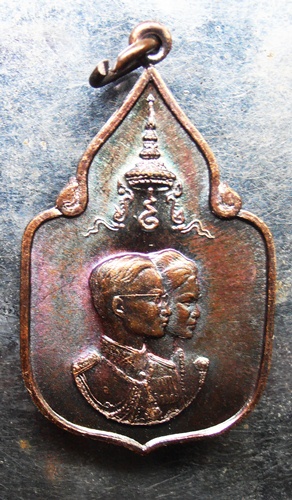 เหรียญพระราชพิธีสมโภชช้างเผือก๓เชือก จ.เพชรบุรีปี21สวยๆครับ