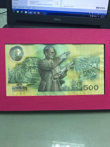 ธนบัตร500บาทที่ระลึกฉลองสิริราชสมบัติครบ50ปี มีปกผ้าไหม และหนังสือ