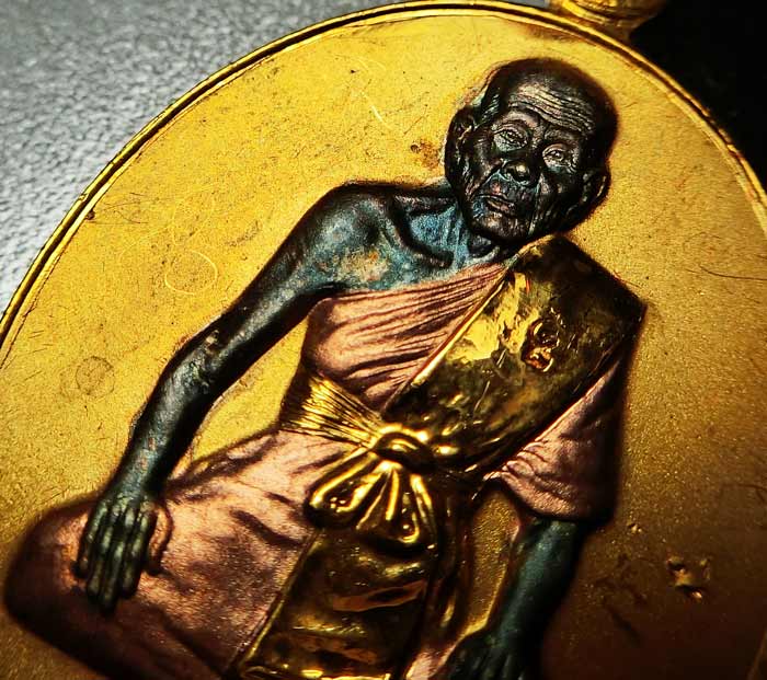 เหรียญเพิ่มบารมี หลวงพ่อเพิ่ม วัดป้อมแก้ว ปี 2546 เนื้อสามกษัตริย์ มีจารกล่องเดิมสวยๆครับผม