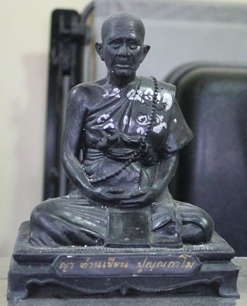 พระบูชา ขนาด 5 นิ้ว  หลวงปู่เขียน  ปุญญกาโม  หมายเลข  32