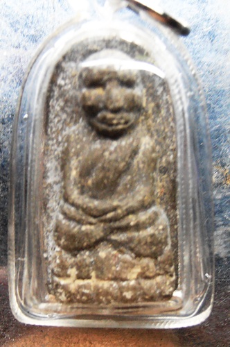 หลวงปู่ทวดหลวงปู่หมุนแข้งขีดสวยๆครับเลี่ยมใว้แล้วครับ