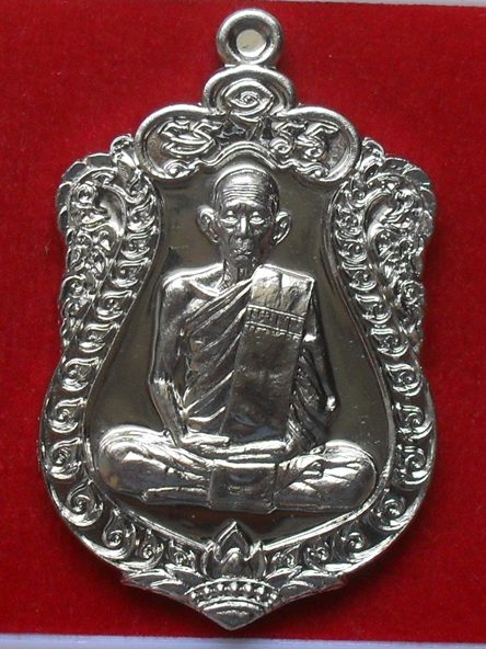 หลวงพ่อรวย วัดตะโก อยุธยา รุ่นรวยมหาเศรษฐี พิมพ์เสมา เนื้ออัลปาก้า หมายเลข ๑๘๙๐ พร้อมกล่อง
