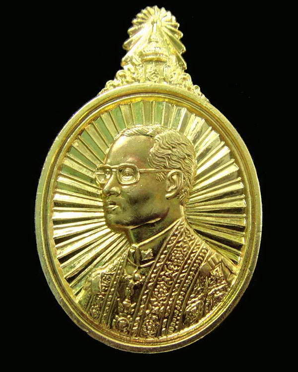 เข็มกลัดในหลวง ที่ระลึก 5 ธันวามหาราช ครั้งที่ 25 ปี พ.ศ.2544 เหรียญกะหลั่ยทอง สภาพสวย