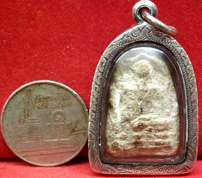 *พระกรุุวัดเงินคลองเตย พิมพ์เล็บมือ ฐานสามชั้น เลี่ยมเงินเก่า*