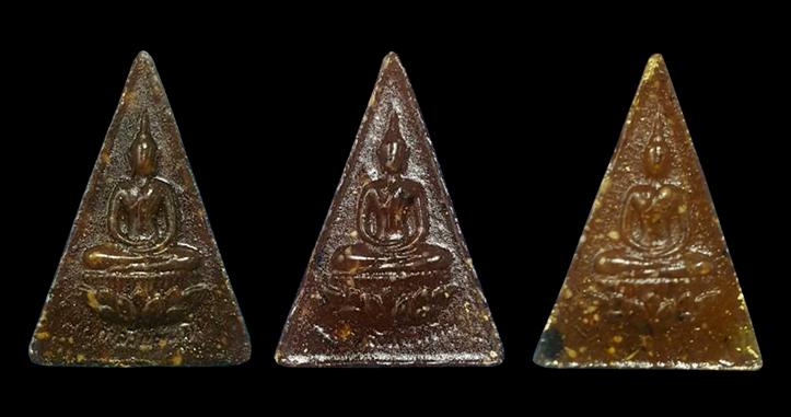 3องค์..พระกำลังแผ่น เนื้อผงเรซิ่น ปี39 พิมพ์เล็ก(กรรมากร) หลังเรียบ ปิดทอง พร้อมกล่อง