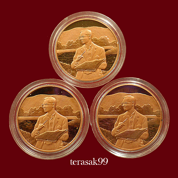 เหรียญเฉลิมพระเกียรติในหลวงครบ 6 รอบ สมาคมชาวไทยเชื้อสายจีนจัดสร้าง เนื้อทองแดงขัดเงา จำนวน 3 เหรียญ