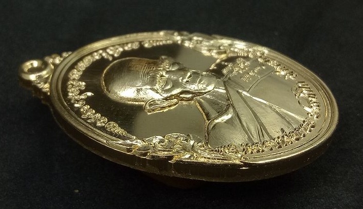 เหรียญหลวงพ่อรวยรุ่นรวยเจริญไพศาล เนื้อสัตตะ เลข2527