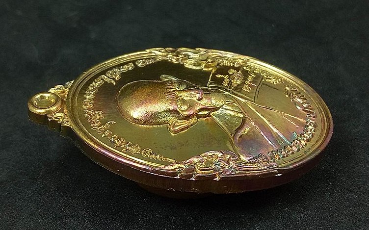 เหรียยหลวงพ่อรวย รุ่นรวยเจริญไพศาล เนื้อทองแดงประกายรุ้ง เบอร์6926