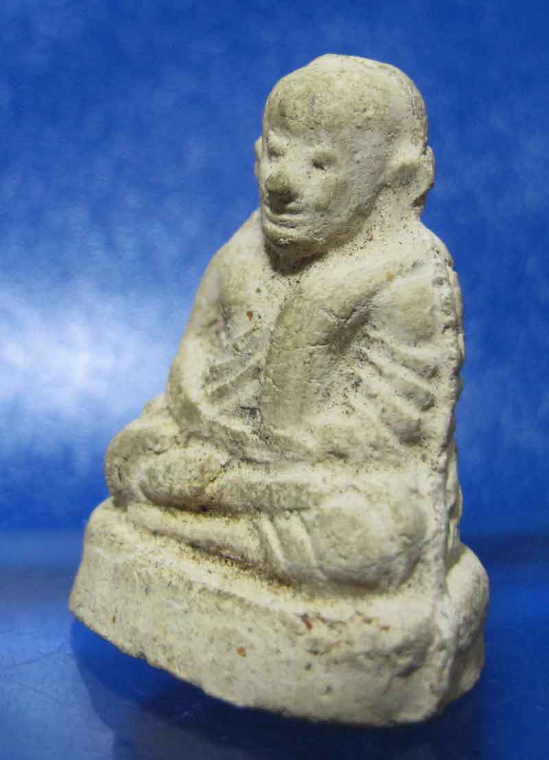 รูปหล่อหลวงพ่อเงิน เนื้อดินลองพิมพ์  รุ่นช้างคู่ วัดท้ายน้ำ จ.พิจิตร ปี 2526