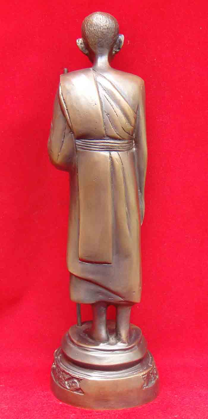 รูปหล่อบูชาหลวงปู่ศุข วัดปากคลองมะขามเฒ่า อ.วัดสิงห์ จ.ชัยนาท พิมพ์ยืนถือไม้เท้า ฐานกลม เส้นผ่าศูนย์