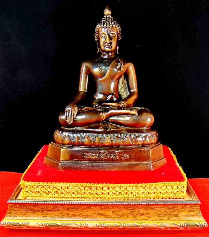 พระพุทธรูป พิมพ์แบบเชียงแสน ( สิงห์ ๑ )เนื้อโลหะผสมผิวรมมันปู หน้าตัก 5 นิ้ว ใต้ฐานอุดแผ่นยันต์มหาโภ