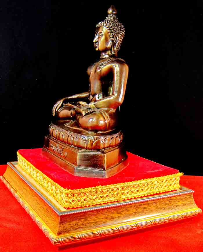 พระพุทธรูป พิมพ์แบบเชียงแสน ( สิงห์ ๑ )เนื้อโลหะผสมผิวรมมันปู หน้าตัก 5 นิ้ว ใต้ฐานอุดแผ่นยันต์มหาโภ