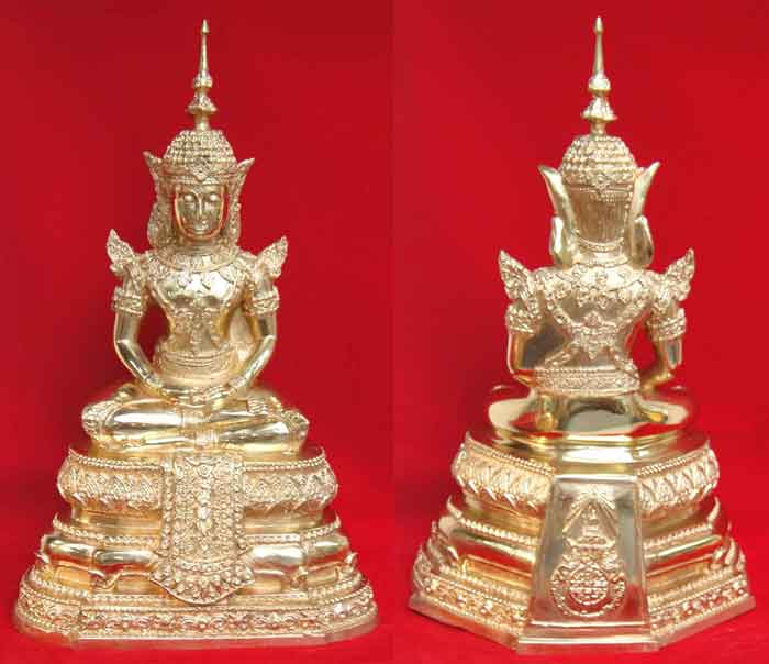 พระแก้วมรกต ทรงเครื่องฤดูร้อน เนื้อทองเหลืองขัดมัน ขนาดตั้งบูชาองค์ใหญ่ หน้าตัก 7 นิ้ว นิ้ว ฐานกว้าง