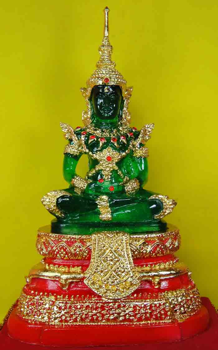 พระแก้วมรกต พิมพ์ทรงเครื่องฤดูร้อน งานพุทธศิลป์ประณีตสวยงามมาก ขนาดหน้าตักกว้าง 4.5 นิ้ว ฐาน 7x4.5 น