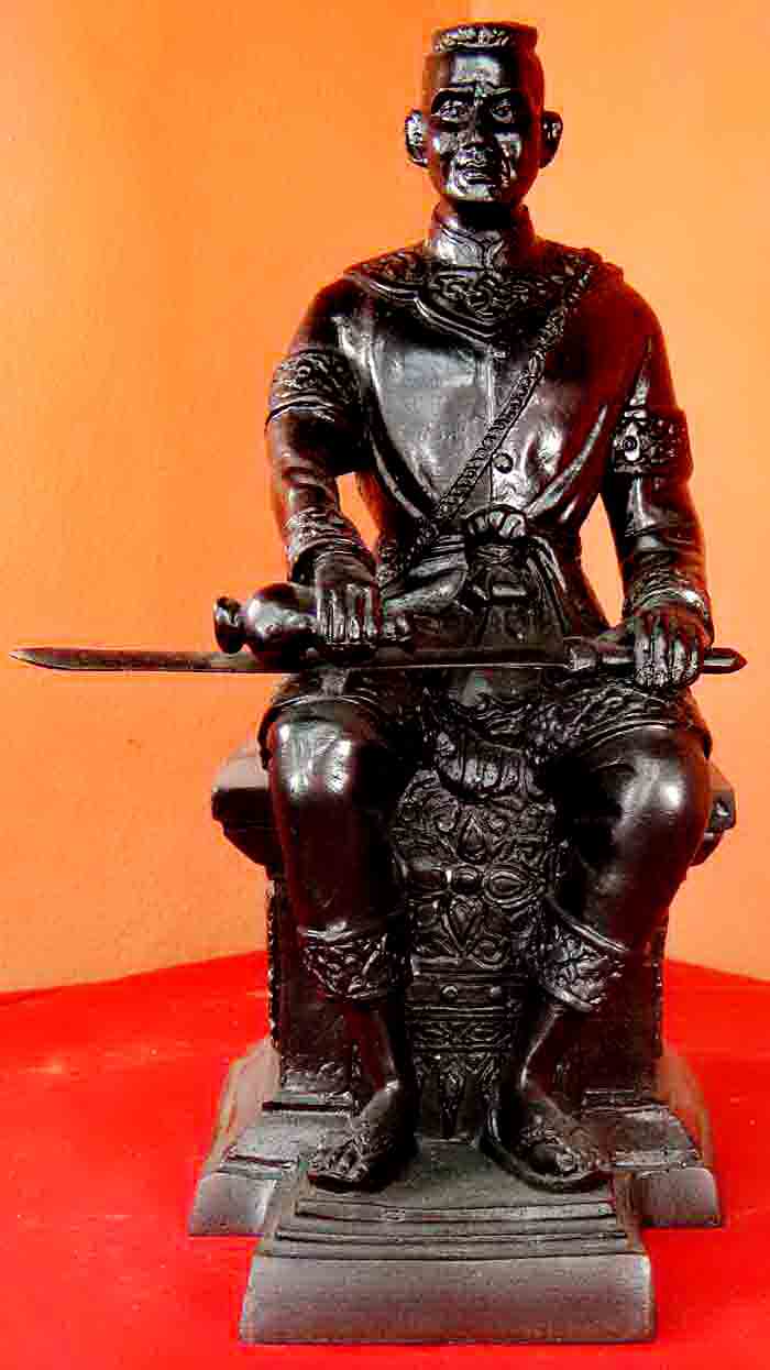 สมเด็จพระนเรศวรมหาราช ประทับนั่งหลั่งทักษิโณทก รูปหล่อบูชาสภาพสวยสมบูรณ์ ผิวหิ้งเดิม ๆ ขนาดบูชา หน้า