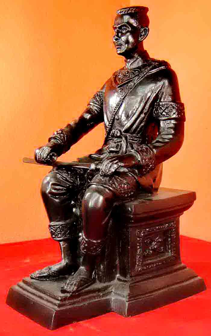 สมเด็จพระนเรศวรมหาราช ประทับนั่งหลั่งทักษิโณทก รูปหล่อบูชาสภาพสวยสมบูรณ์ ผิวหิ้งเดิม ๆ ขนาดบูชา หน้า