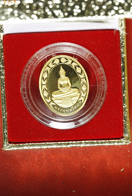 เหรียญพระพุทธโสธร รูปไข่ลายดอกไม้ ทองแดงขัดเงาชุบทอง ปี 2542 พร้อมกล่องเดิม