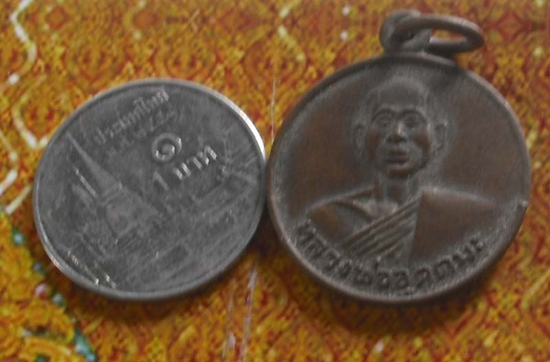 เหรียญหลวงพ่ออุตตมะ หลังหลวงพ่อมัณฑเล วัดคันลัด พิมพ์คล้ายเหรียญรุ่นเเรก 